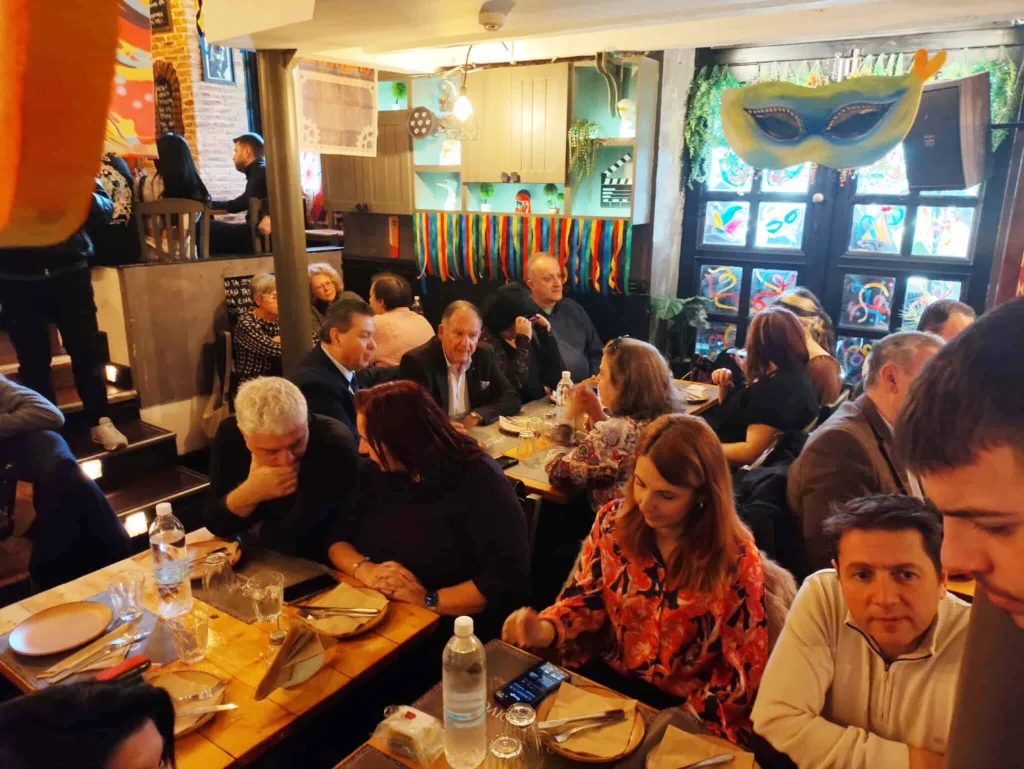 σπιράλ: Κοπή πίτας με πλήθος κόσμου ΦΩΤΟ σπιράλ: Κοπή πίτας με πλήθος κόσμου ΦΩΤΟ