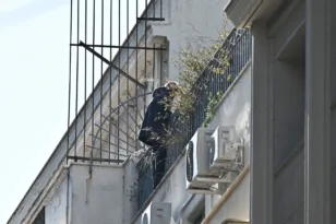 Συναγερμός στην Πολεοδομία στην Αθήνα: Άνδρας απειλεί να πέσει από την ταράτσα