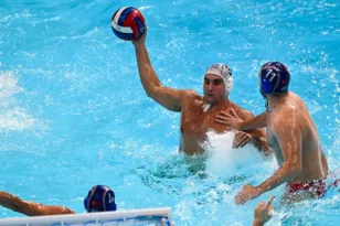 Η Ελλάδα για το χρυσό, «βούλιαξε» την Ιταλία, προκρίθηκε στα ημιτελικά