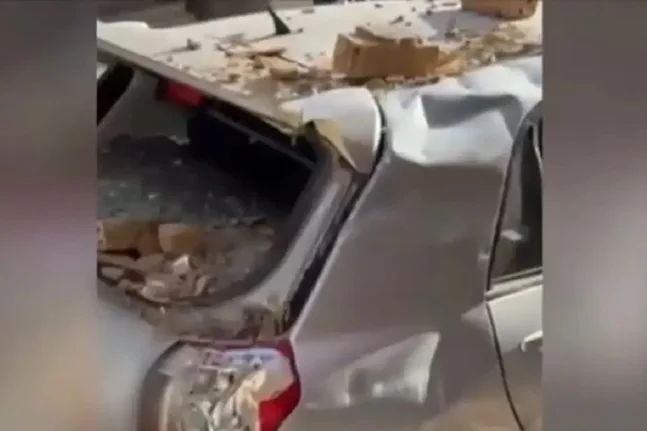 Νέος Κόσμος: Μπαλκόνι κατέρρευσε και καταπλάκωσε σταθμευμένο αυτοκίνητο ΒΙΝΤΕΟ