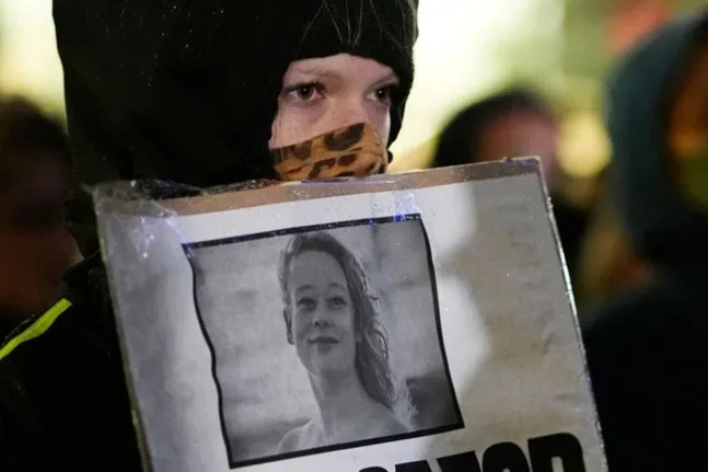 Ρενέ Νικόλ Γκουντ: Ποια είναι η σύζυγος της που φώναζε «εγώ φταίω» όταν τη σκότωσε πράκτορας της ICE;