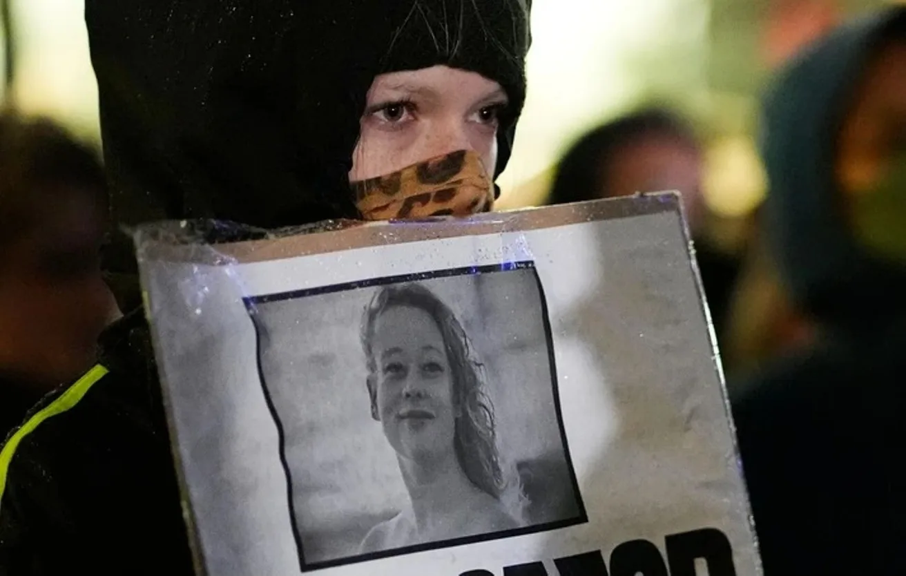 Ρενέ Νικόλ Γκουντ: Ποια είναι η σύζυγος της που φώναζε «εγώ φταίω» όταν τη σκότωσε πράκτορας της ICE; Ρενέ Νικόλ Γκουντ: Ποια είναι η σύζυγος της που φώναζε «εγώ φταίω» όταν τη σκότωσε πράκτορας της ICE;