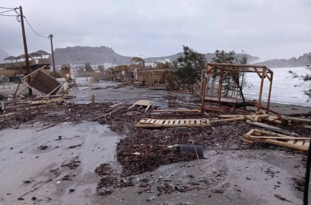 Ρόδος: Άνεμοι έως 11 μποφόρ προκαλούν χάος ΦΩΤΟ Ρόδος: Άνεμοι έως 11 μποφόρ προκαλούν χάος ΦΩΤΟ