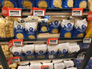 Tιμές Ελλάδας, μισθοί Ευρώπης, αυτοψία της «Π» σε σούπερ μάρκετ της Ρώμης