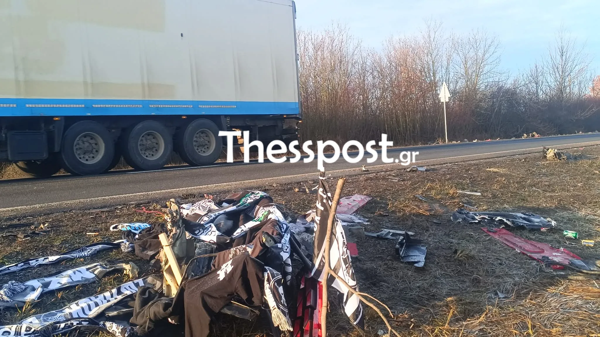 Τροχαίο με οπαδούς του ΠΑΟΚ στη Ρουμανία: Συγκλονιστικές εικόνες από τον «δρόμο του θανάτου» – Σημαίες και κασκόλ στο σημείο της τραγωδίας ΦΩΤΟ