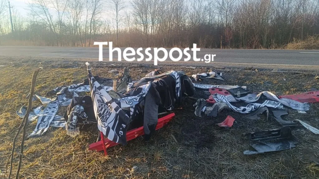 Τροχαίο με οπαδούς του ΠΑΟΚ στη Ρουμανία: Συγκλονιστικές εικόνες από τον «δρόμο του θανάτου» – Σημαίες και κασκόλ στο σημείο της τραγωδίας ΦΩΤΟ
