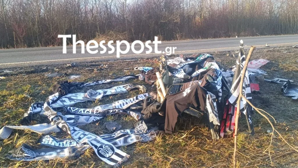 Τροχαίο με οπαδούς του ΠΑΟΚ στη Ρουμανία: Συγκλονιστικές εικόνες από τον «δρόμο του θανάτου» – Σημαίες και κασκόλ στο σημείο της τραγωδίας ΦΩΤΟ