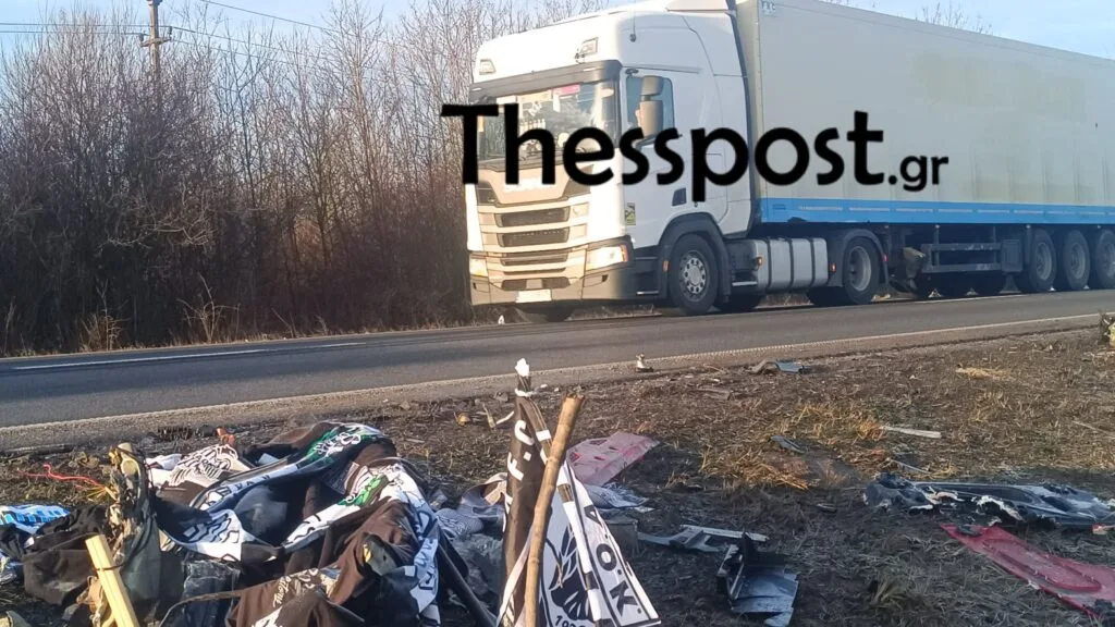 Τροχαίο με οπαδούς του ΠΑΟΚ στη Ρουμανία: Συγκλονιστικές εικόνες από τον «δρόμο του θανάτου» – Σημαίες και κασκόλ στο σημείο της τραγωδίας ΦΩΤΟ