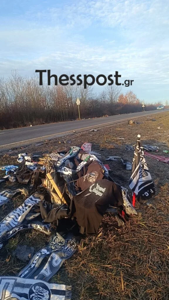 Τροχαίο με οπαδούς του ΠΑΟΚ στη Ρουμανία: Συγκλονιστικές εικόνες από τον «δρόμο του θανάτου» – Σημαίες και κασκόλ στο σημείο της τραγωδίας ΦΩΤΟ