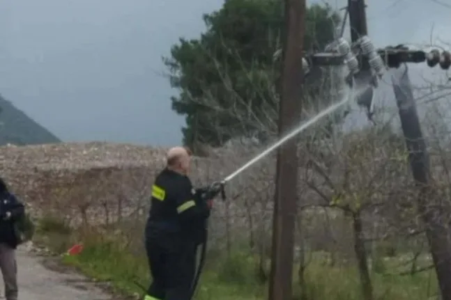 Χωρίς ρεύμα η Ροδιά Αιγίου λόγω κακοκαιρίας – Φωτιά σε κολώνα της ΔΕΗ προκάλεσε τη βλάβη