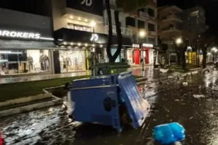 Στο «έλεος» της κακοκαιρίας η χώρα: Ανεμοστρόβιλοι σε Αλεξανδρούπολη και Ηλεία