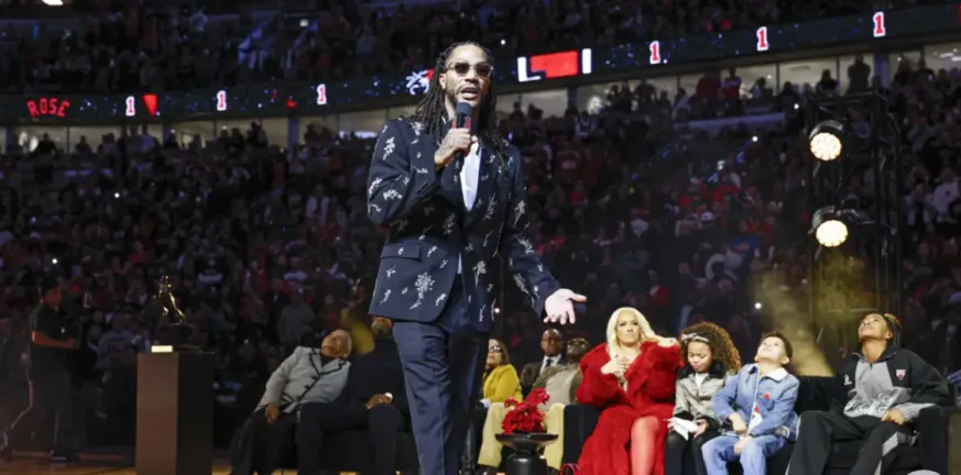 Συγκίνηση στο Σικάγο: Οι Μπουλς απέσυραν τη φανέλα του Ντέρικ Ρόουζ