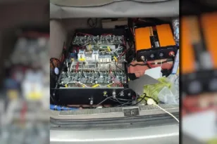 Απάτη υψηλής τεχνολογίας στην Αττική: «SMS blaster» άδειαζε τραπεζικούς λογαριασμούς από… αυτοκίνητο