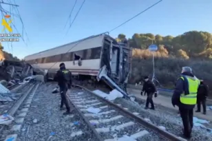 Σιδηροδρομική τραγωδία στην Ανδαλουσία: Στους 40 οι νεκροί, σε εξέλιξη οι έρευνες για τα αίτια, φόβοι για εγκλωβισμένους στα συντρίμμια
