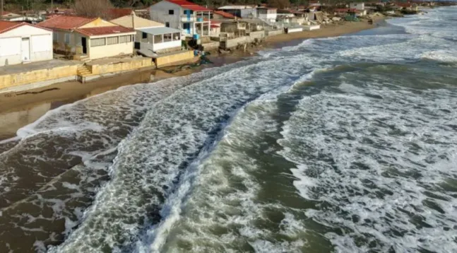 Η κακοκαιρία, κυριολεκτικά, εξαφανίζει τη Σπιάτζα! ΒΙΝΤΕΟ