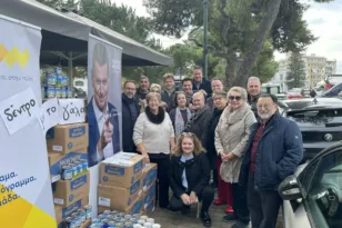 Πάτρα: Το σπιράλ έστησε και φέτος «το δέντρο με το γάλα» ΦΩΤΟ