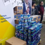 Πάτρα: Το σπιράλ έστησε και φέτος «το δέντρο με το γάλα» ΦΩΤΟ