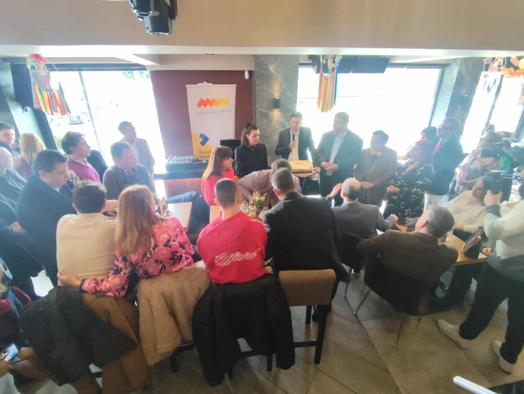 σπιράλ: Κοπή πίτας με πλήθος κόσμου ΦΩΤΟ σπιράλ: Κοπή πίτας με πλήθος κόσμου ΦΩΤΟ