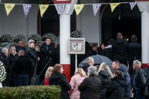 «Βιολάντα»: «Η φωτιά δεν μπόρεσε να κάψει αυτό που ήσουν» θρήνος και βαρύ πένθος στις κηδείες των τριών θυμάτων της τραγωδίας