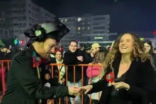Η πρόταση γάμου που «έκλεψε» την παράσταση στην έναρξη του Πατρινού Καρναβαλιού