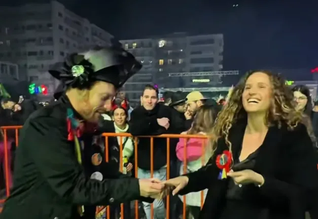 Η πρόταση γάμου που «έκλεψε» την παράσταση στην έναρξη του Πατρινού Καρναβαλιού