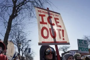 Διαδηλώσεις και πολιτική ένταση στο Sundance: Σταρ του Χόλιγουντ κατά της ICE μετά τους φονικούς πυροβολισμούς στη Μινεσότα