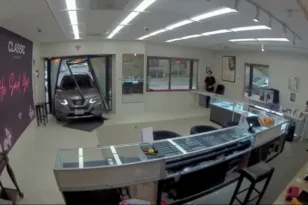 ΒΙΝΤΕΟ: Ληστές εισέβαλαν με SUV μέρα μεσημέρι σε κοσμηματοπωλείο στην Καλιφόρνια