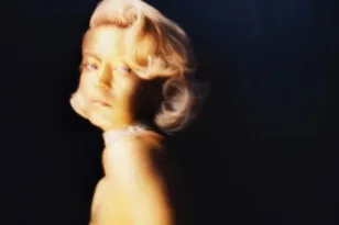 «Ντυμένη» μόνο με χρυσό… η Σίντνεϊ Σουίνι ΑΠΟΚΑΛΥΠΤΙΚΕΣ ΦΩΤΟ