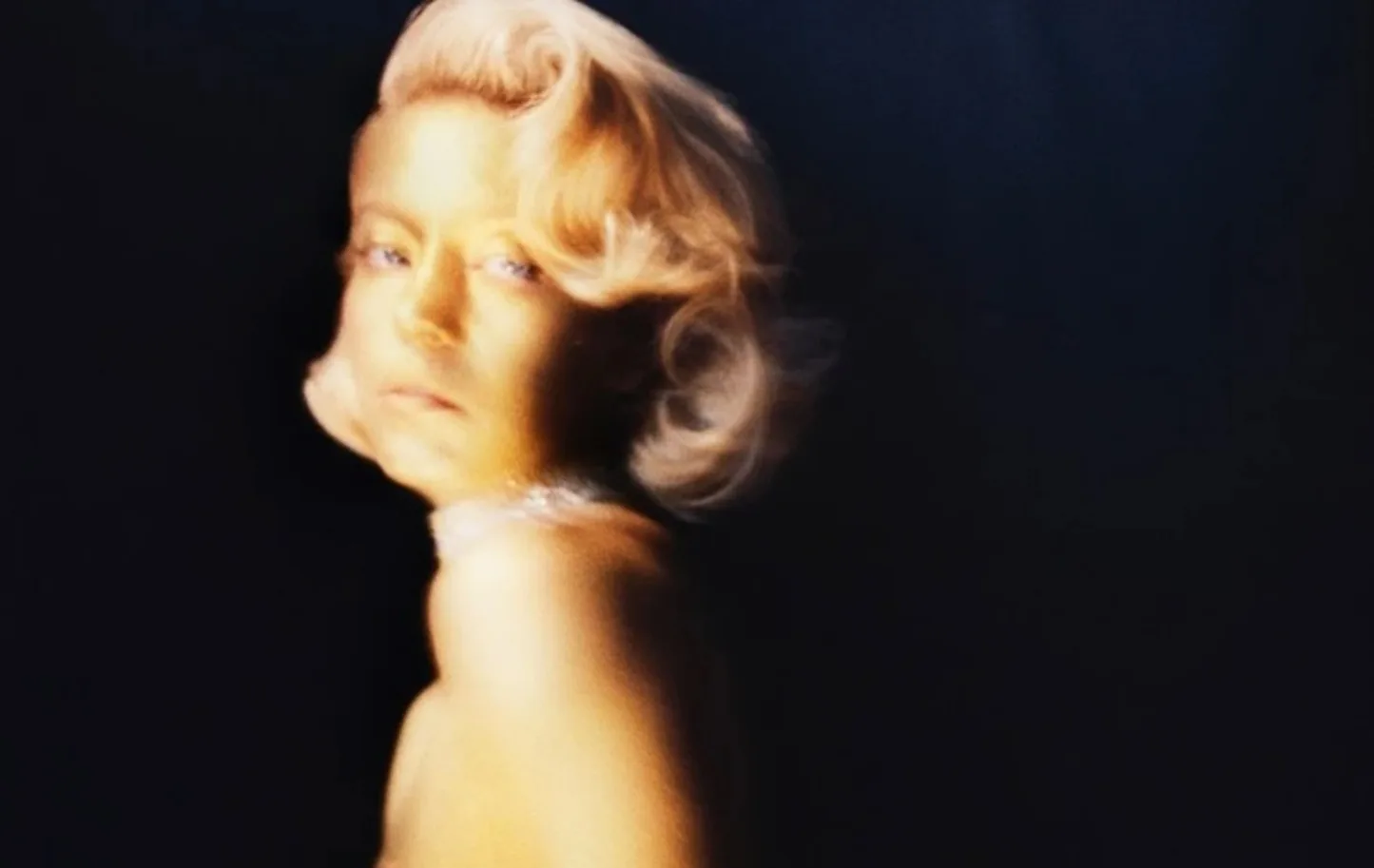 «Ντυμένη» μόνο με χρυσό... η Σίντνεϊ Σουίνι ΑΠΟΚΑΛΥΠΤΙΚΕΣ ΦΩΤΟ