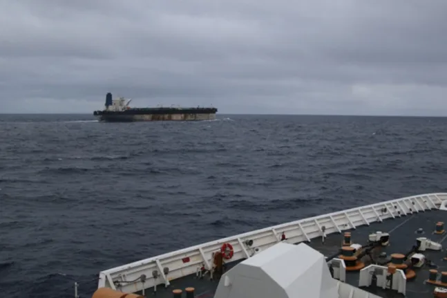 Ζαχάροβα: Ο Τραμπ απελευθέρωσε δύο Ρώσους από το τάνκερ που κατέλαβαν οι ΗΠΑ στον Ατλαντικό