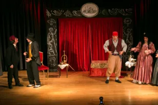 Πατρινό Καρναβάλι 2026: Ο «Μώμος ο Πατρεύς» επιστρέφει στο Πάνθεον με σατιρικό διήμερο από 11 θεατρικές ομάδες απ’ όλη την Ελλάδα