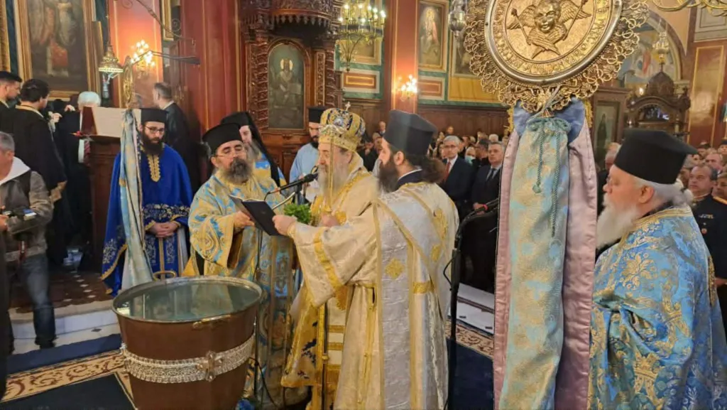 Τα Θεοφάνεια στην Πάτρα, 17χρονος «βουτηχτής» έπιασε τον Σταυρό ΦΩΤΟ Τα Θεοφάνεια στην Πάτρα, 17χρονος «βουτηχτής» έπιασε τον Σταυρό ΦΩΤΟ