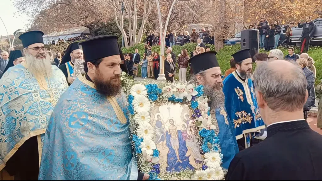 Αίγιο - Θεοφάνεια: 37 μικροί και μεγάλοι «βούτηξαν» για τον Σταυρό ΦΩΤΟ