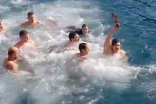 Αίγιο – Θεοφάνεια: 37 μικροί και μεγάλοι «βούτηξαν» για τον Σταυρό ΦΩΤΟ