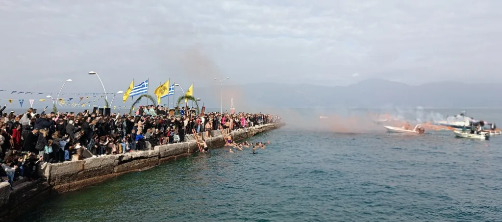 Αίγιο - Θεοφάνεια: 37 μικροί και μεγάλοι «βούτηξαν» για τον Σταυρό ΦΩΤΟ