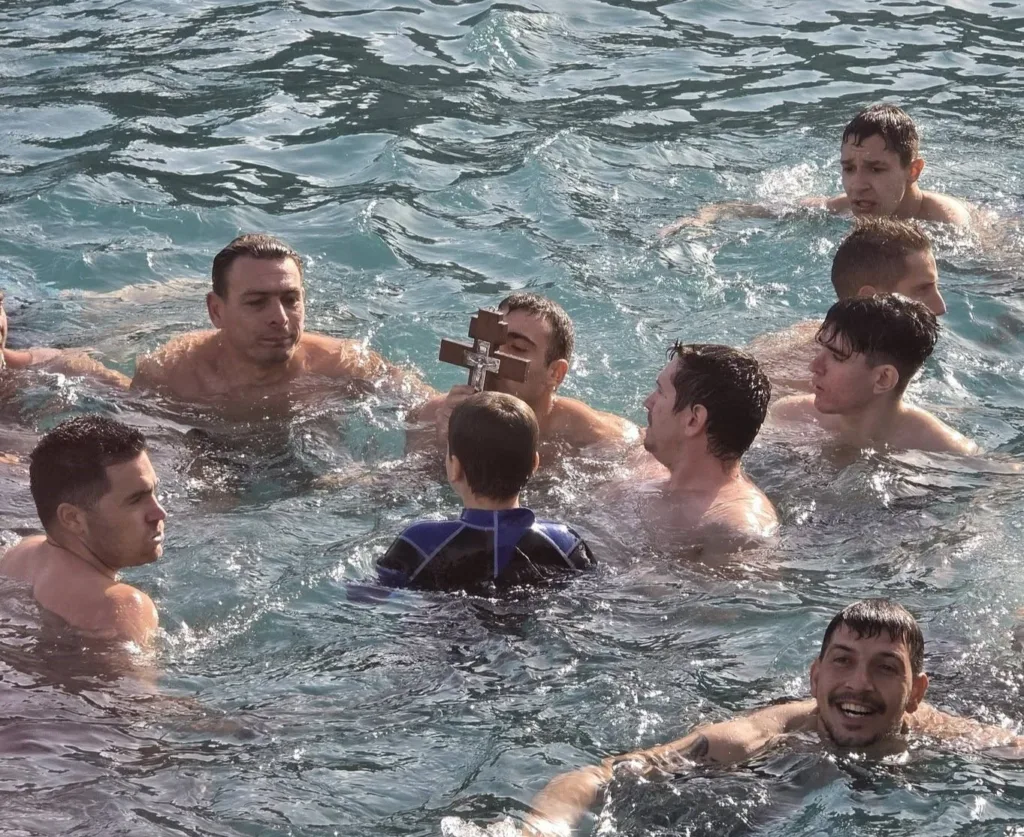 Αίγιο - Θεοφάνεια: 37 μικροί και μεγάλοι «βούτηξαν» για τον Σταυρό ΦΩΤΟ