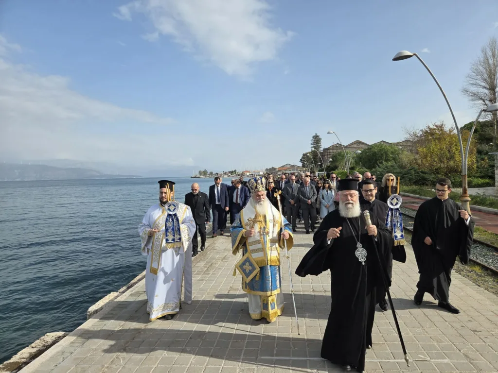 Αίγιο - Θεοφάνεια: 37 μικροί και μεγάλοι «βούτηξαν» για τον Σταυρό ΦΩΤΟ