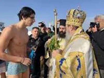 Τα Θεοφάνεια στην Πάτρα, 17χρονος «βουτηχτής» έπιασε τον Σταυρό ΦΩΤΟ Τα Θεοφάνεια στην Πάτρα, 17χρονος «βουτηχτής» έπιασε τον Σταυρό ΦΩΤΟ