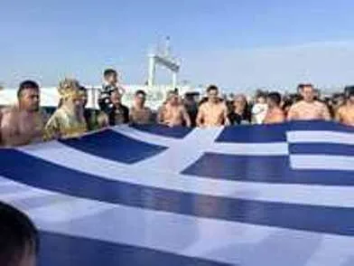 Τα Θεοφάνεια στην Πάτρα, 17χρονος «βουτηχτής» έπιασε τον Σταυρό ΦΩΤΟ Τα Θεοφάνεια στην Πάτρα, 17χρονος «βουτηχτής» έπιασε τον Σταυρό ΦΩΤΟ