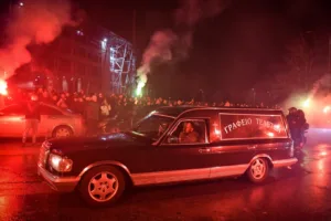 Συγκλονίζει το «αντίο» στους επτά οπαδούς του ΠΑΟΚ στην Τούμπα, με συνθήματα και καπνογόνα,ΒΙΝΤΕΟ