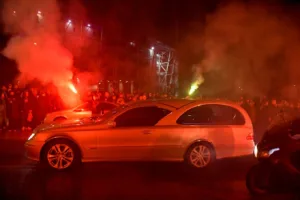 Συγκλονίζει το «αντίο» στους επτά οπαδούς του ΠΑΟΚ στην Τούμπα, με συνθήματα και καπνογόνα,ΒΙΝΤΕΟ