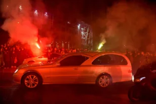 Συγκλονίζει το «αντίο» στους επτά οπαδούς του ΠΑΟΚ στην Τούμπα, με συνθήματα και καπνογόνα,ΒΙΝΤΕΟ