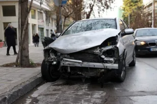 Στο Αυτόφωρο η 24χρονη για την υπόθεση με τα 15 σταθμευμένα αυτοκίνητα στη Θεσσαλονίκη, τι υποστηρίζει η μητέρα της