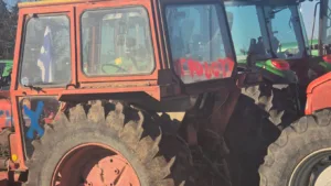 «Προδότες» και σκασμένα λάστιχα σε τρακτέρ αγροτών που πήγαν στη συνάντηση με τον Μητσοτάκη, ΦΩΤΟ