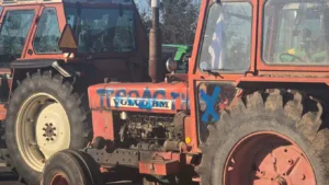 «Προδότες» και σκασμένα λάστιχα σε τρακτέρ αγροτών που πήγαν στη συνάντηση με τον Μητσοτάκη, ΦΩΤΟ