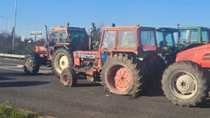 «Προδότες» και σκασμένα λάστιχα σε τρακτέρ αγροτών που πήγαν στη συνάντηση με τον Μητσοτάκη, ΦΩΤΟ