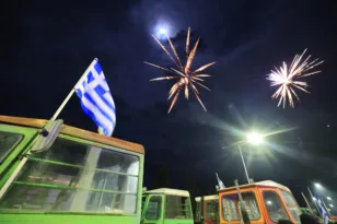 Αγρότες: Πρωτοχρονιά 2026 δίπλα στα τρακτέρ, η εικόνα στα μπλόκα ΦΩΤΟ