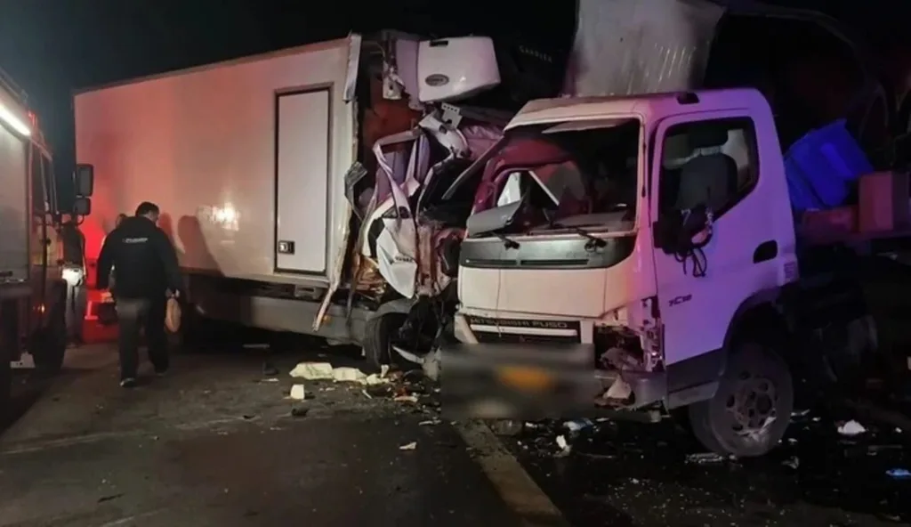 Κηφισός: Σφοδρή σύγκρουση φορτηγών, ένα άτομο χωρίς τις αισθήσεις του ΦΩΤΟ Κηφισός: Σφοδρή σύγκρουση φορτηγών, ένα άτομο χωρίς τις αισθήσεις του ΦΩΤΟ