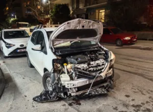 Αυτοκίνητο καρφώνεται σε κολόνα πάνω στη γραμμή του τραμ στη Νέα Σμύρνη, τρομερές εικόνες!