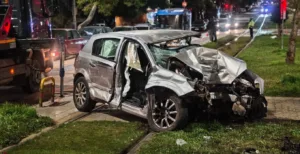 Αυτοκίνητο καρφώνεται σε κολόνα πάνω στη γραμμή του τραμ στη Νέα Σμύρνη, τρομερές εικόνες!